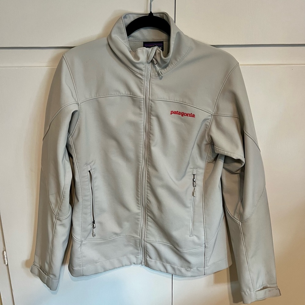 Women’s Patagonia taupe windbreaker size M
